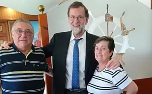 Los propietarios de 'Batiste' junto a Mariano Rajoy. 