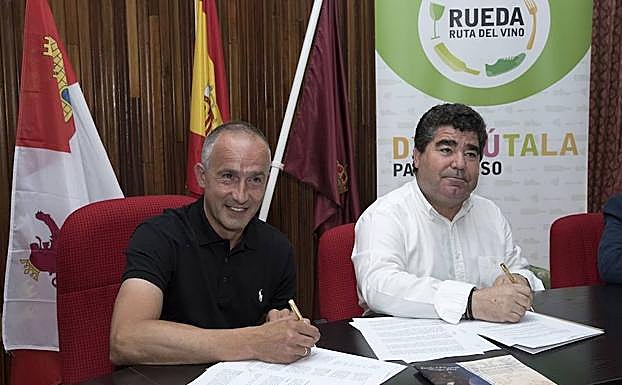 Juan José Calvo y Fermín Encabo Acuña firman el convenio. 