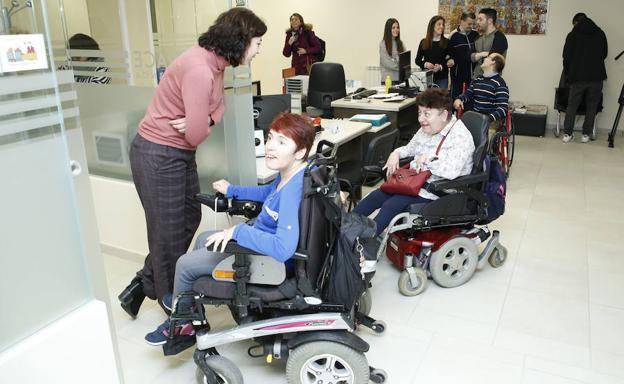 Usuarios de Aspace, en las instalaciones de su centro en Salamanca.