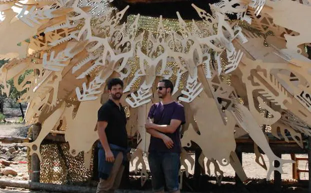 Rubén Peters y Fernando Artiaga junto a la cabina del escenario principal de música. 