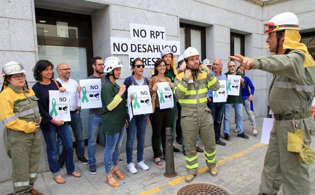 Ingenieros de montes y forestales amenazan con huelga en plena campaña de incendios