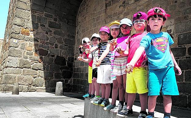 Varios niños recorren las calles de Ávila por las que pasa el Camino de Santiago. 
