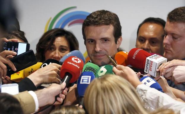 Pablo Casado, en un corrillo con los periodistas.