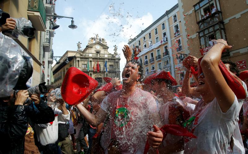 La capital navarra se prepara para vivir su fiesta más grande, los sanfermines, que arrancarán con el tradicional chupinazo desde la plaza del Ayuntamiento