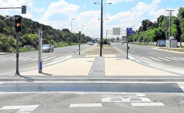 Parada de la línea 16 en la rotonda de San Agustín, frente al colegio, en la que se colocarán vallas laterales para encauzar a los pasajeros hacia los pasos de cebra.