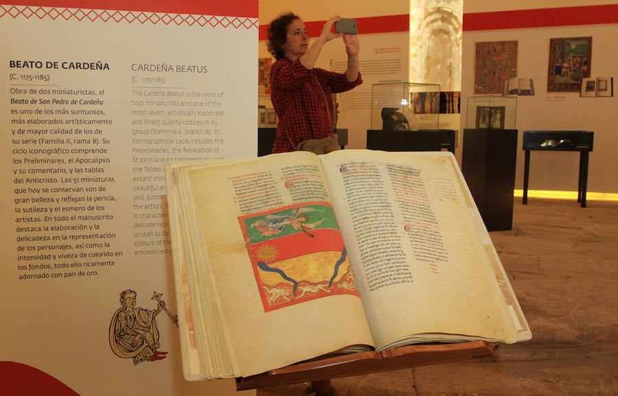 Santa María la Real acoge una muestra de Joyas bibliográficas de los siglos X al XVI' con piezas de la colección del editor Manuel Moleiro