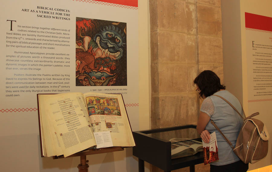 Santa María la Real acoge una muestra de Joyas bibliográficas de los siglos X al XVI' con piezas de la colección del editor Manuel Moleiro