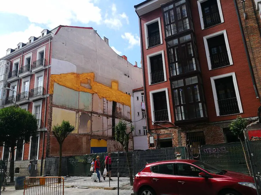 En marcha. Calle Esgueva. Un solar permanece vacío junto a un bloque recién construido (a la derecha de la imagen).