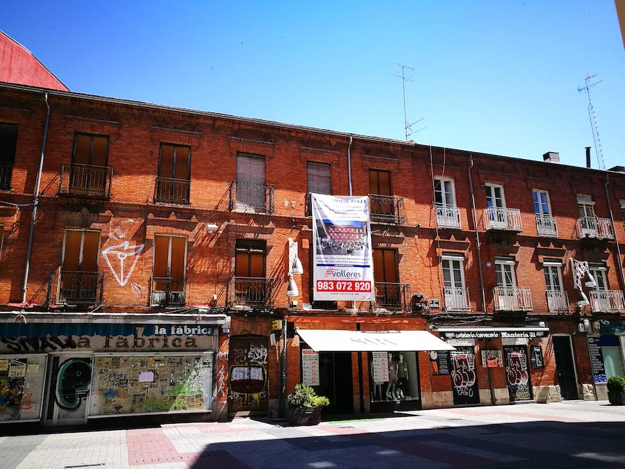 En marcha. Calle Mantería. Una inmobiliaria anuncia un nuevo bloque en régimen de cooperativa para un gran bloque desocupado.