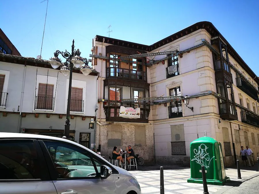 Se resiste. San Martín, 4. Otra de las fachadas conservadas por su valor que sin embargo ocultan un solar desde hace muchos años.
