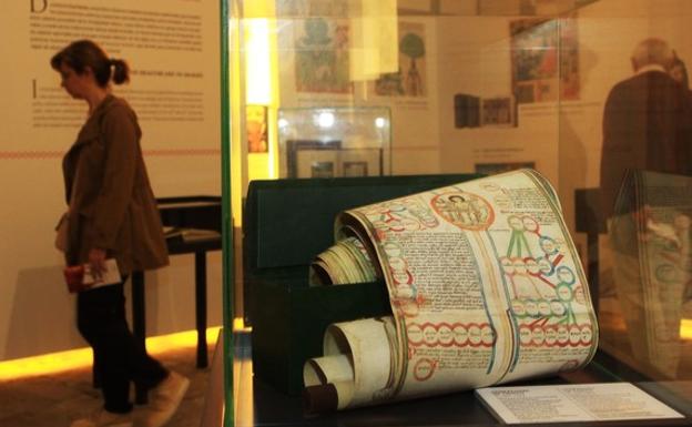 La sede de la Fundación Santa María la Real acoge la inauguración de la exposición 'Castilla y León en Europa, Europa en Castilla y León. Joyas bibliográficas de los siglos X al XVI' con piezas de la colección del editor Manuel Moleiro. 