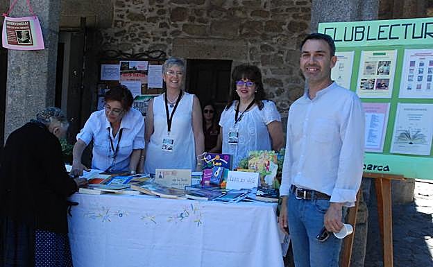 Miguel Ángel Luengo junto a miembros del Club de Lectura de La Alberca.