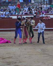 Imagen secundaria 2 - Padilla durante la cogida y mientras era trasladado por los servicios sanitarios.