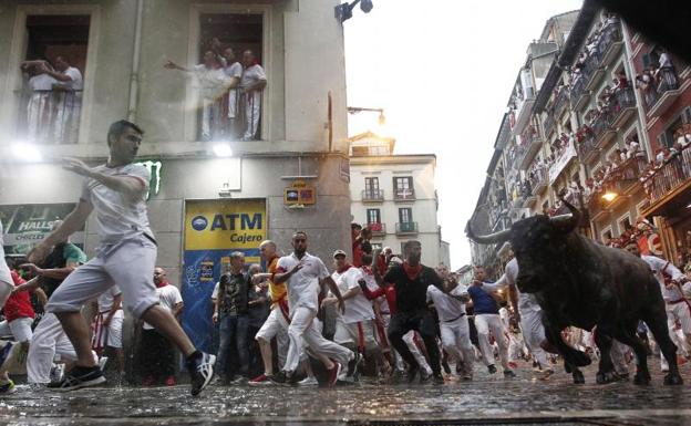 Corredores y toros de la ganadería de José Escolar Gil (Ávila), a su paso por el tramo de Mercaderes. 