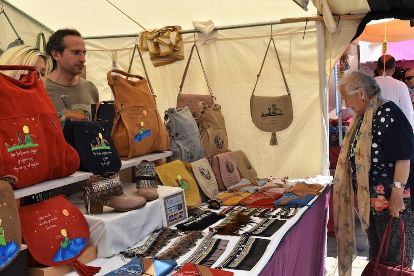 Fotos: La Feria de Artesanía llena Aguilar de arte