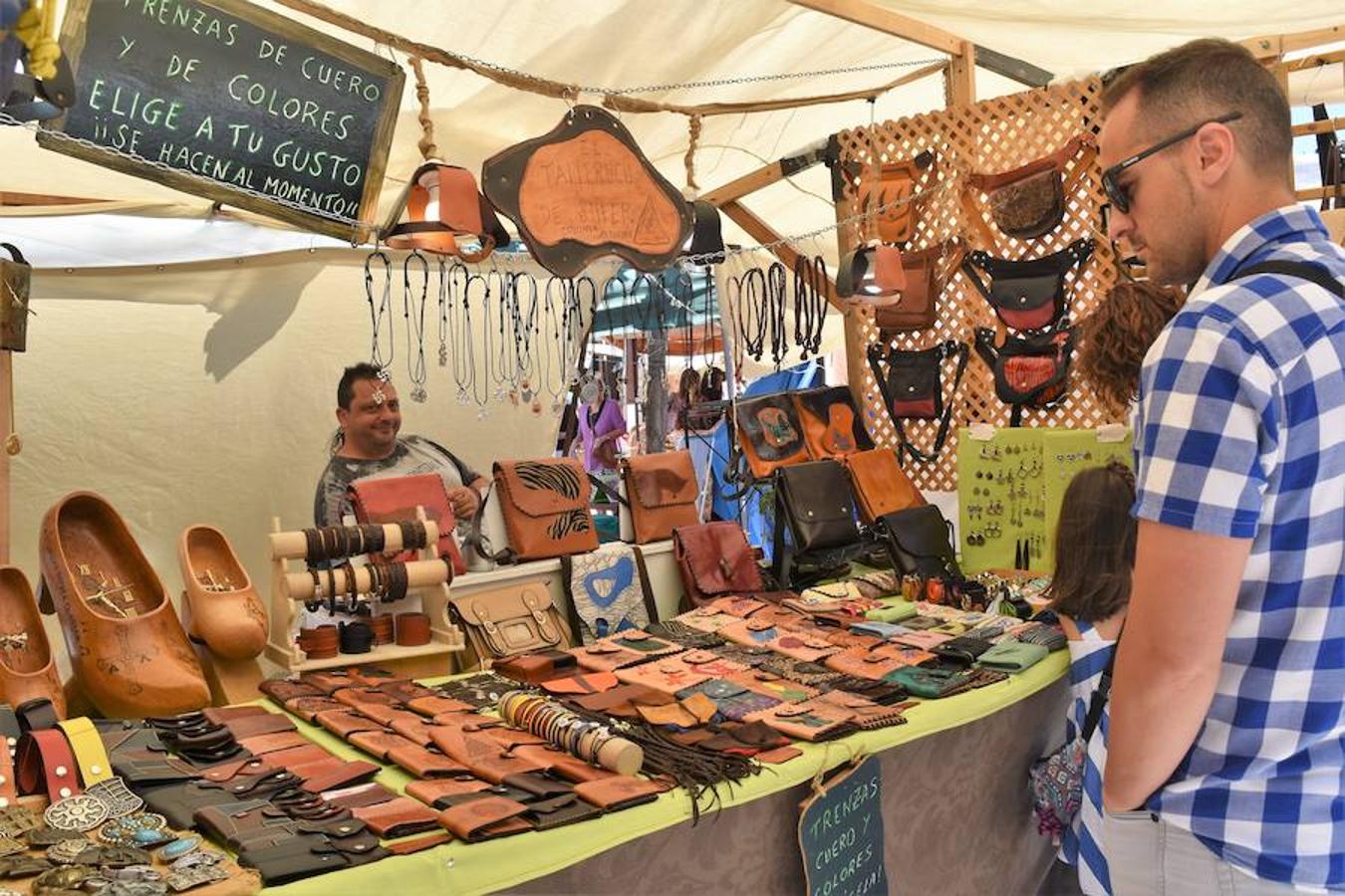 Fotos: La Feria de Artesanía llena Aguilar de arte