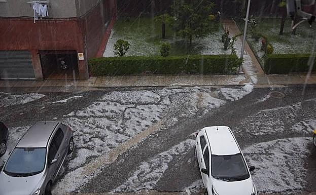 Una tromba de granizo anega varias calles de Guardo