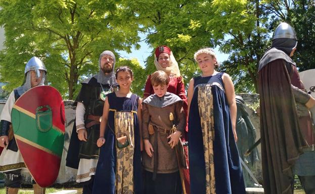En Vivar del Cid, El Campeador y Doña Jimena también están presentes con sus hijos
