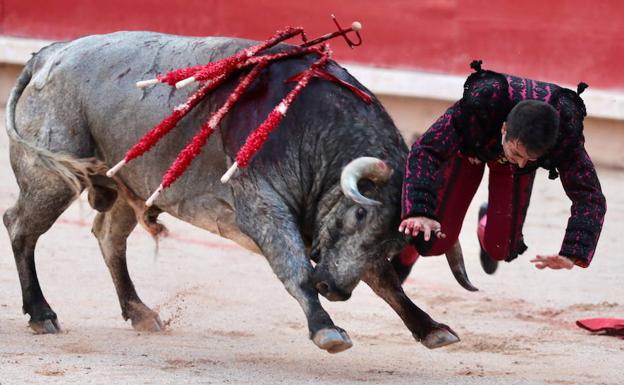 Un momento de la espectacular cogida que sufrió Javer Castaño.