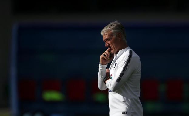 Deschamps, pensativo en un entrenamiento de la selección francesa.