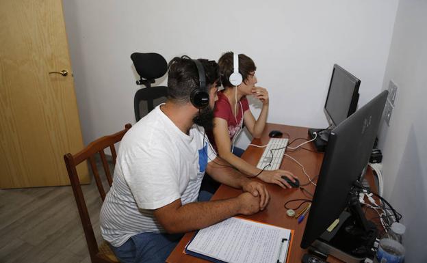 Dos operarios controlan desde el exterior de la sala a los jugadores. 