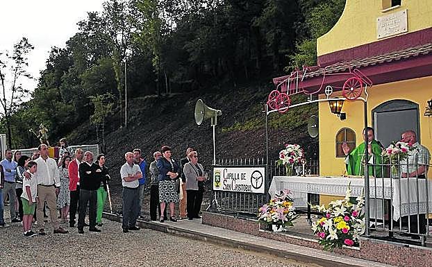 Feligreses, en la capilla de San Cristóbal. 