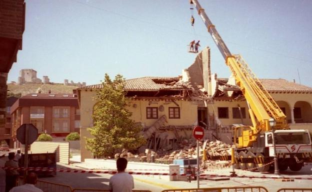 a grúa acaba con la Casa Consistorial de Íscar en 1998.