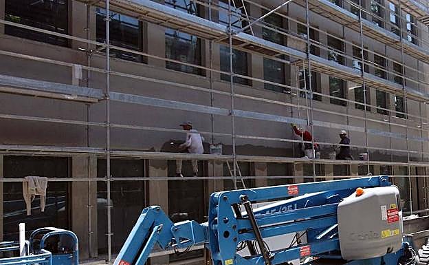Imagen principal - Cuadrillas trabajando en distintos espacios de la segunda fase del campus de la UVA en Segovia. 