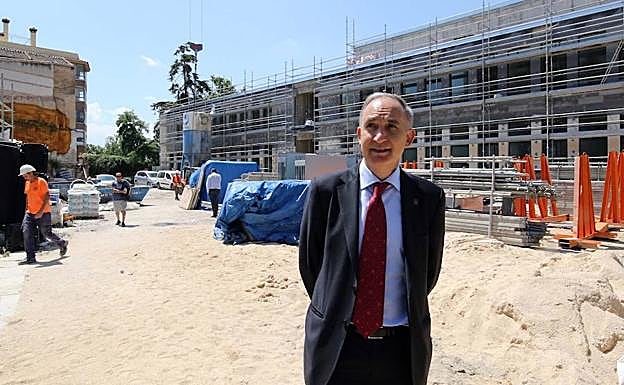 El rector de la UVA, Antonio Largo, ante las obras de la segunda fase del campus de Segovia. 