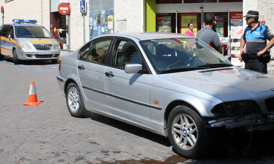 Fotos: Un coche se empotra contra una terraza en Cuéllar
