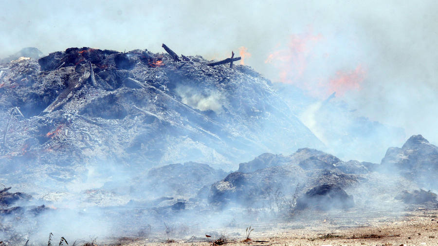 Fotos: Incendio en una escombrera de Cuéllar