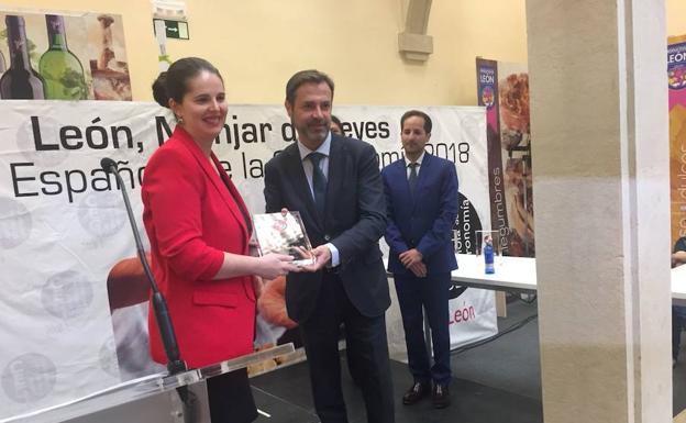 La cocinera Elena Lucas recibe su premio de manos del director general de Turismo, Javier Ramírez. 