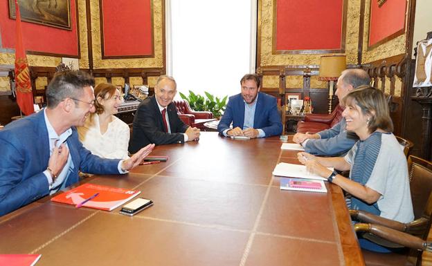El alcalde, Óscar Puente, y el rector de la Universidad de Valladolid, Antonio Largo, mantienen una reunión de trabajo.
