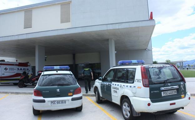 Dos vehículos de la Guardia Civil en la puerta del Hospital de Llíria.