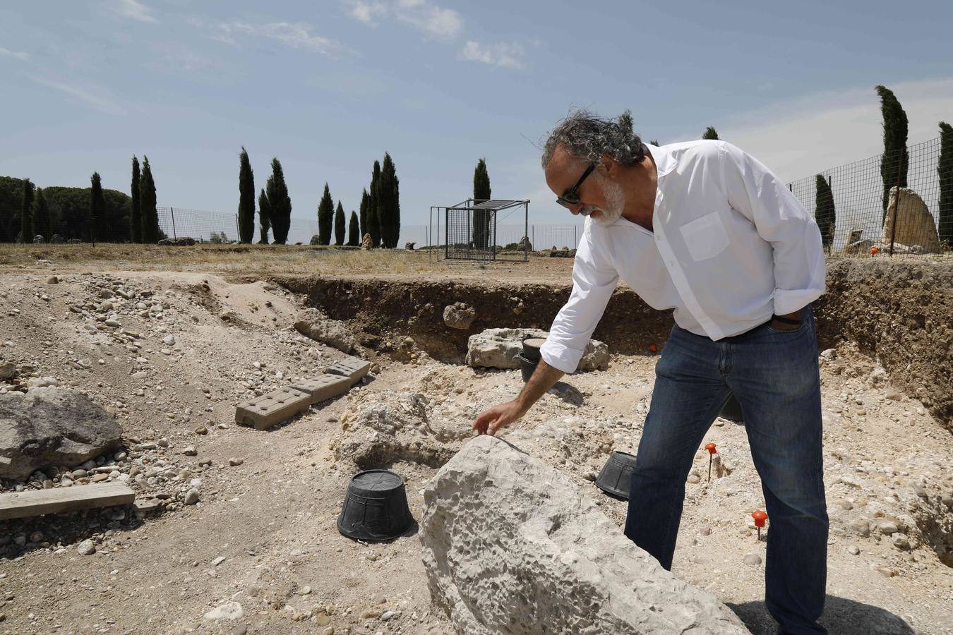 La campaña de verano en el yacimiento arqueológico de la localidad vallisoletana de Padilla de Duero ha deparado el descubrimiento de cuatro tumbas del siglo II antes de Cristo en la necrópolis vacceo romana de Las Ruedas