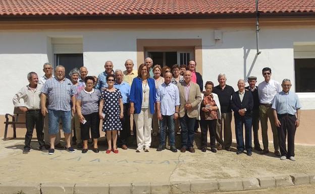 La presidenta de la Diputación, Ángeles Armisén, visitando el centro de mayores de Villasarracino. 