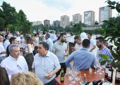 Imagen secundaria 1 - Inauguración del chiringuito de la playa de Las Moreras: 'Pera Limonera'.