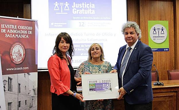Alicia Vaquero, María Ángeles Ruano y Eduardo Íscar muestran el cupón de la ONCE dedicado al Día de la Justicia Gratuita y el Turno de Oficio. 