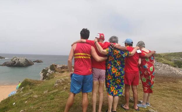 Usuarios de Hermanas Hospitalarias en la playa. 