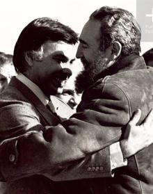 Imagen secundaria 2 - Arriba. Con Miterrand y Willy Brandt. Abajo. Visita a una mina de Cala (Huelva); González abraza a Fidel Castro. 