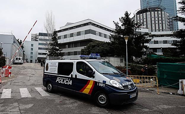 La Policía revisa las cámaras de La Paz y trata de identificar al muerto hallado en el hueco del ascensor