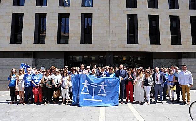 Los abogados del turno de oficio se concentran y leen un manifiesto a las puertas de los juzgados para reivindicar mejoras en el acceso a la justicia gratuita. 