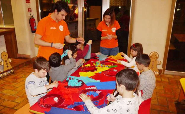 Niños participando en un taller. 