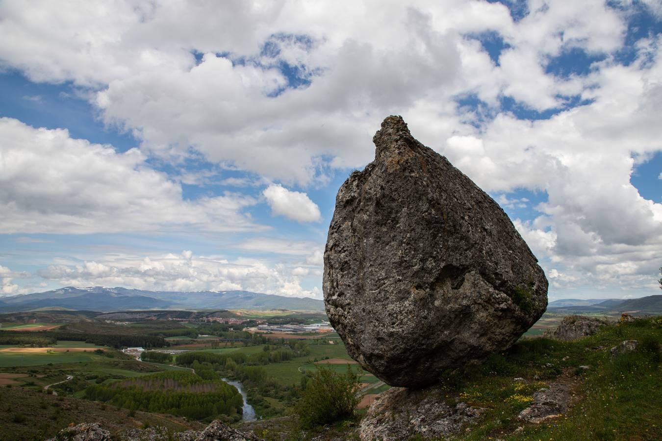 En la localidad palentina de Villaescusa de las Tuerces se levanta las gigantescas piedras en forma de setas, puentes y arcos naturales, cerrados callejones y umbrías covachuelas que dan lugar a un encantado paisaje en el que parecen habitar duendes y brujas