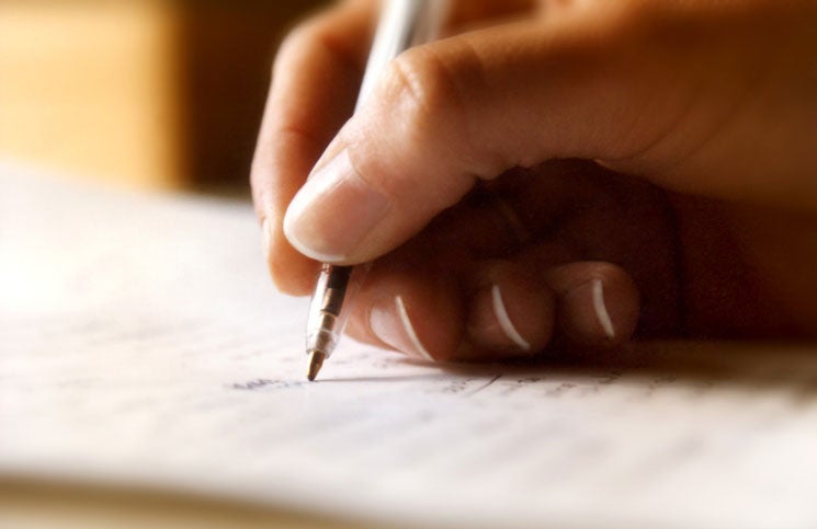 Escribir o recibir una carta. Ahora solo llegan en forma de factura o como mucho la típica felicitación de navidad que poca gente envía.