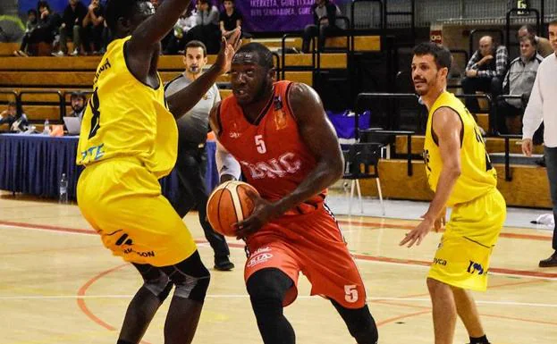 Kone, con el balón, en un partido de la pasada campaña.