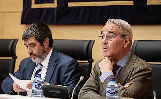 Manuel Mitadiel, a la izquierda, en una Comisión de Investigación en abril