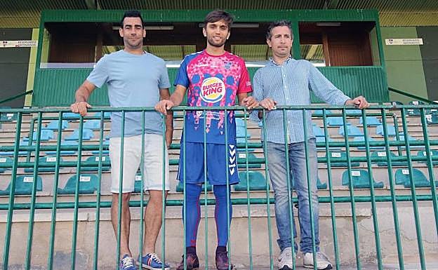 Manu González (i), Álex Conde y el presidente Agustín Cuenca, en las gradas de La Albuera.