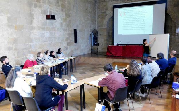 Alumnos durante el taller de música medieval.