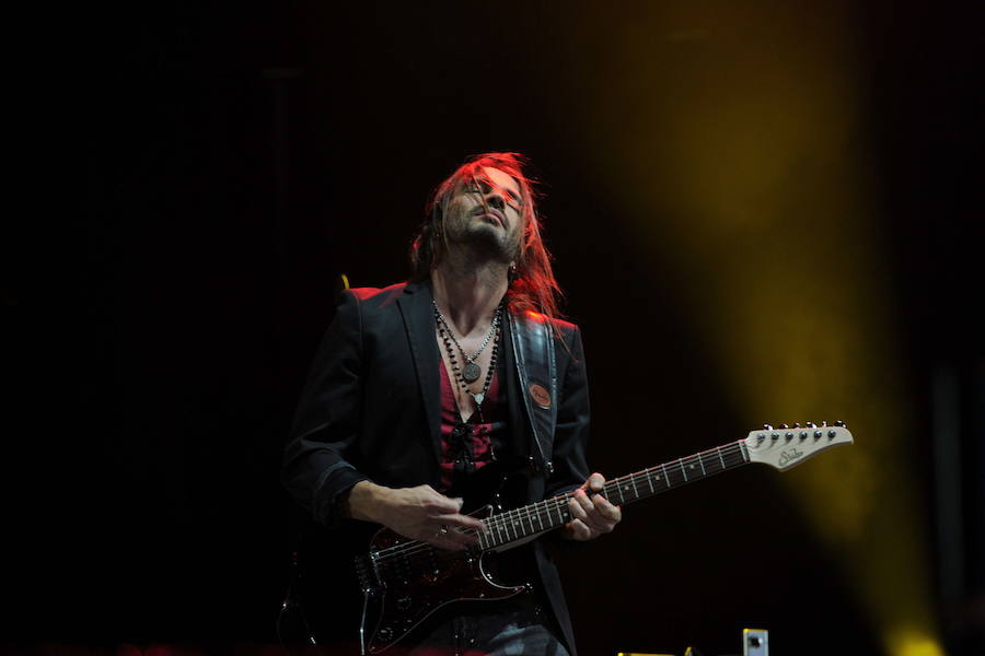 Sergio Vallín, guitarra de Maná, en pleno concierto.